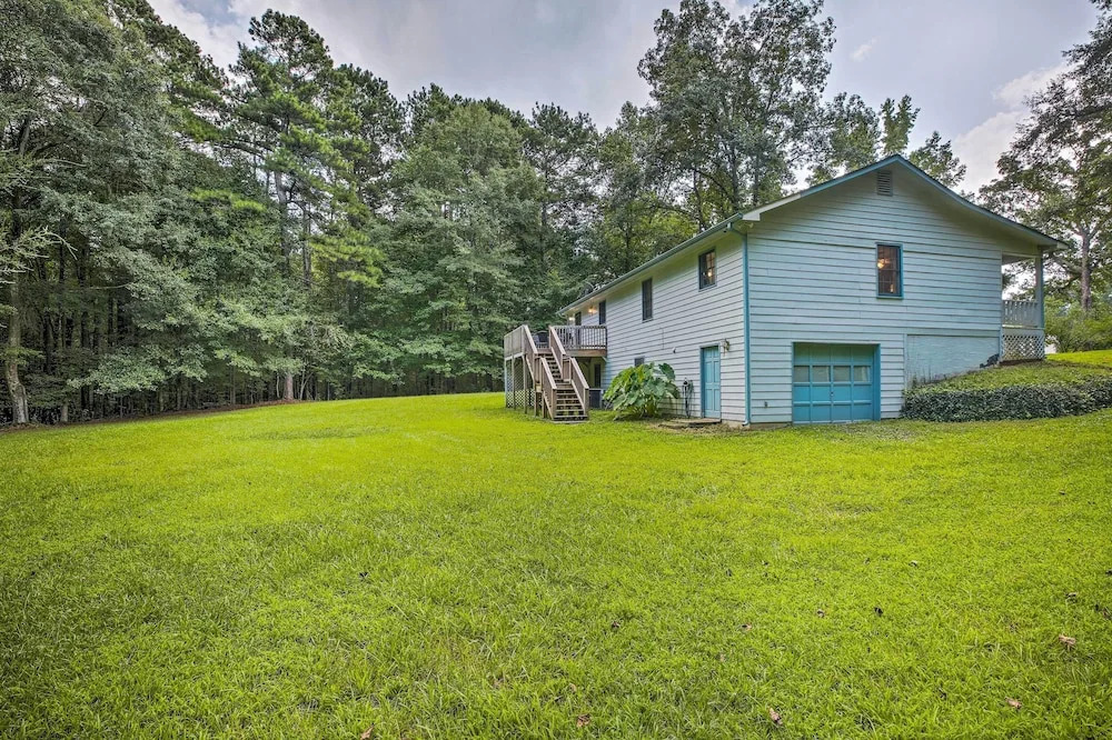 Quiet Home w/ Fire Pit - 1 Mi to Downtown Acworth!