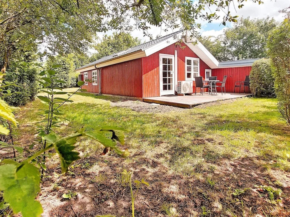 Pretty Cottage in Hemmet near Sea