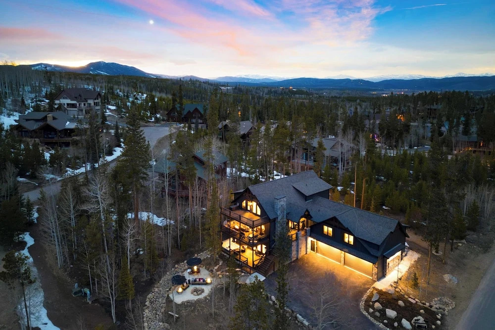 Winterhaven Estate by Avantstay Sleeps 19 Guests Mountain Compound w/ Views, Firepit, Hot Tub