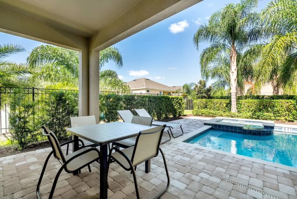 Family Friendly 8 Bed Villa with Pool & Spa