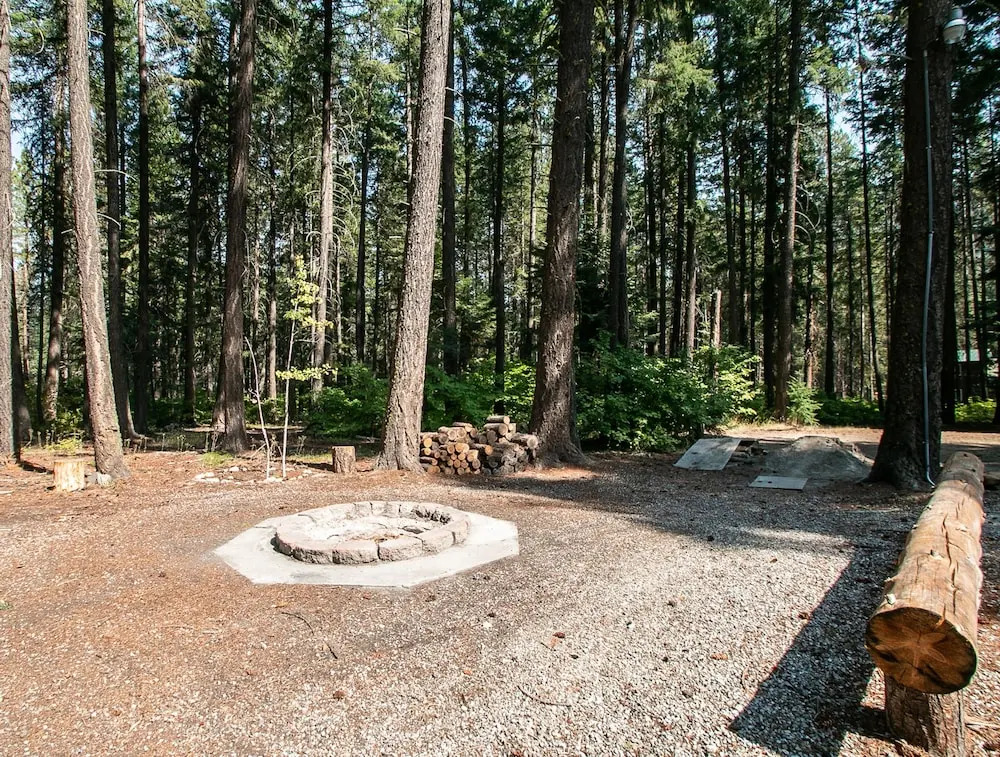 River Road Retreat Apartment 3 NW Comfy Cabins