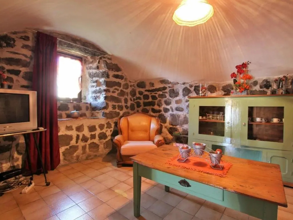 Gîte confortable en hameau calme près du Puy en Velay - 2 chambres, équipement bébé, terrain fermé - FR-1-582-141