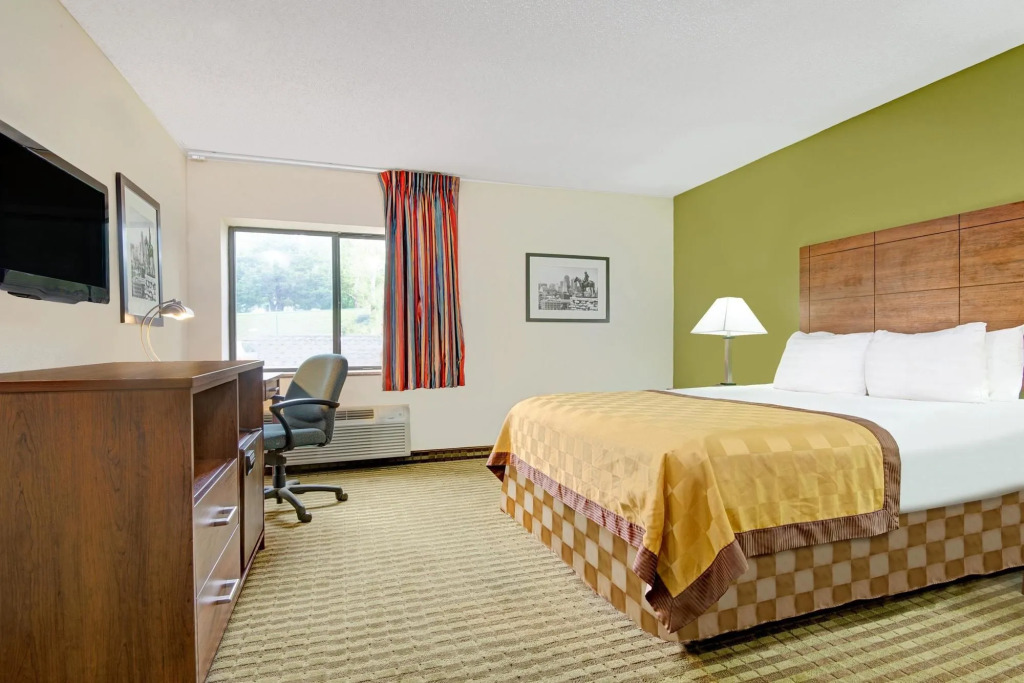 Days Inn and Suites Kansas City South