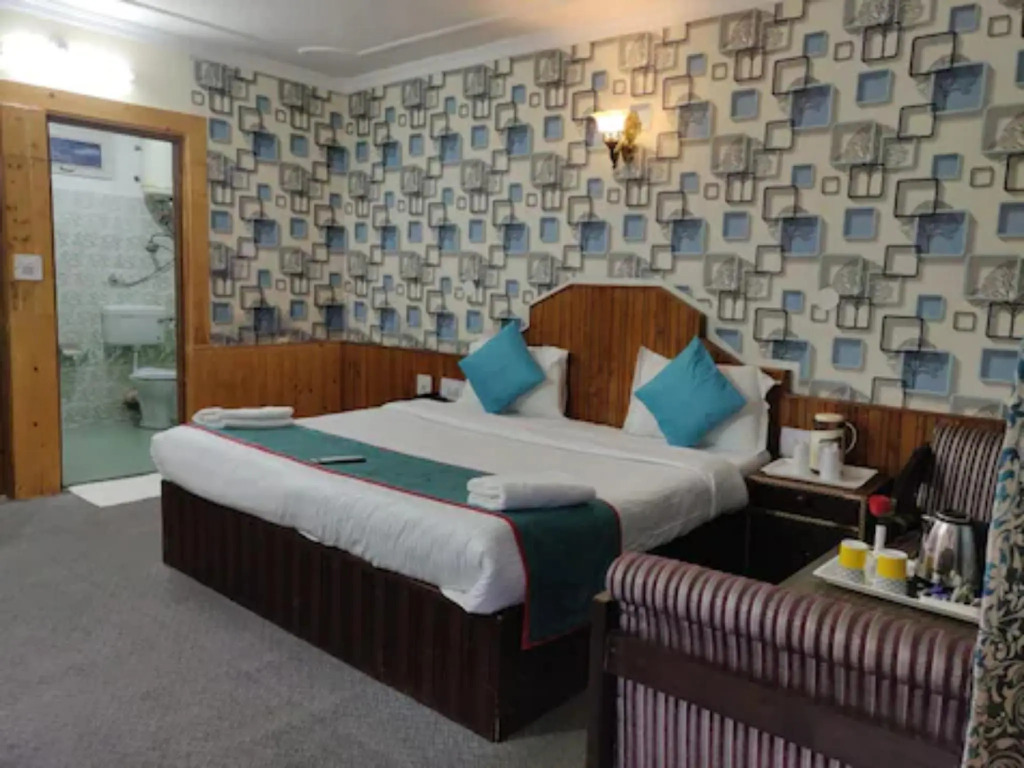 Goroomgo Elena Aastha Regency Manali
