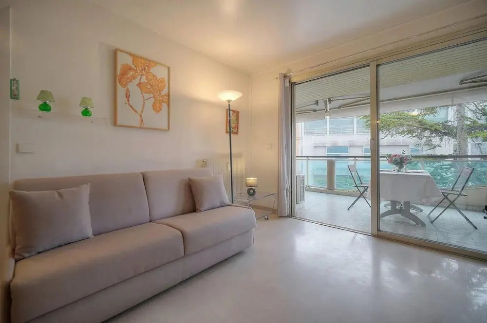 One Bed Apt in the Center of Cannes - 2198