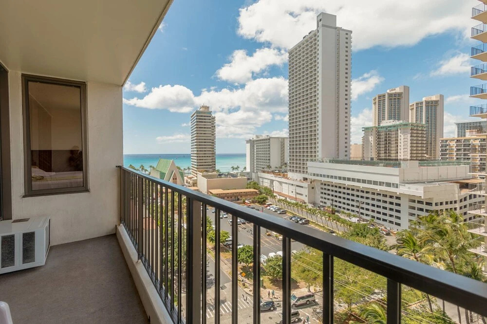 Waikiki Banyan - Ocean View Tower 1 Suite 1212