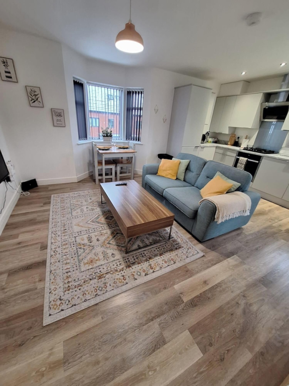 1 Bed Apartment Sleeps 2 - Parking & Wifi