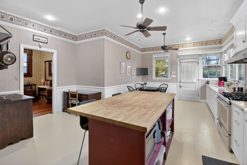The Spalding House Comfort In Visalia 4 Bdrm Home Pets OK!
