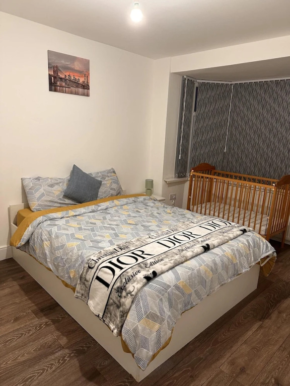 6-bed 3-bath Home - Sleeps 14 & Free Parking