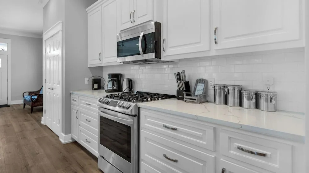 Sleeps 8; Community Pool, 5 Minute Walk to Beach Access