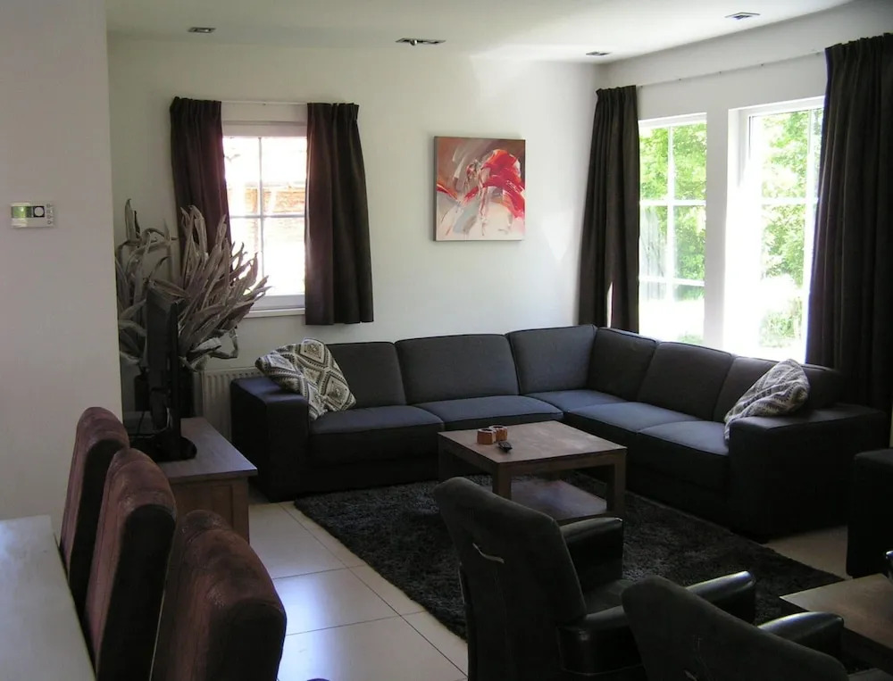 Spacious Holiday Park Villa for 10