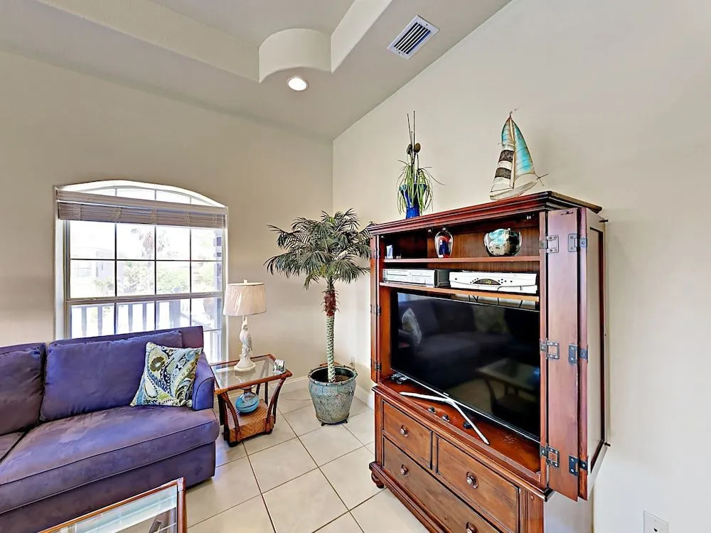 105 E Corral St Condo Unit D - 2 Br condo by RedAwning