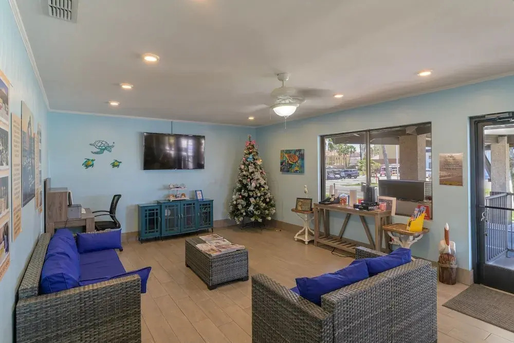 Modern 3br Condo Sleeps 6 Near Beach 3 Bedroom Condo