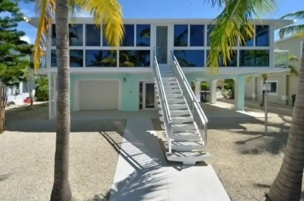 Beautifully Remodeled Roomy Single Family Stilt Home, 2 Bedroom Home by RedAwning