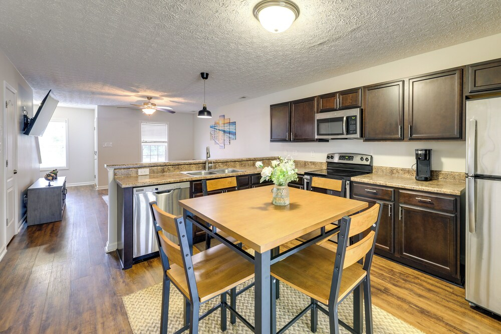 Havelock Home: Private Yard, 2 Mi to Cherry Point!