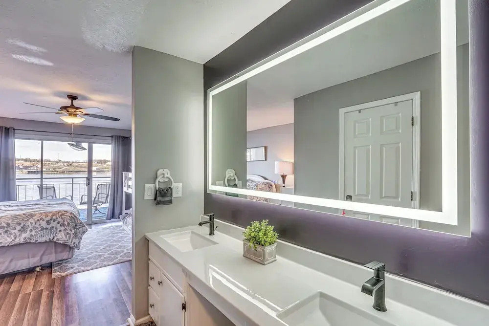 Lakefront Retreat w/ Community Pool in Osage Beach