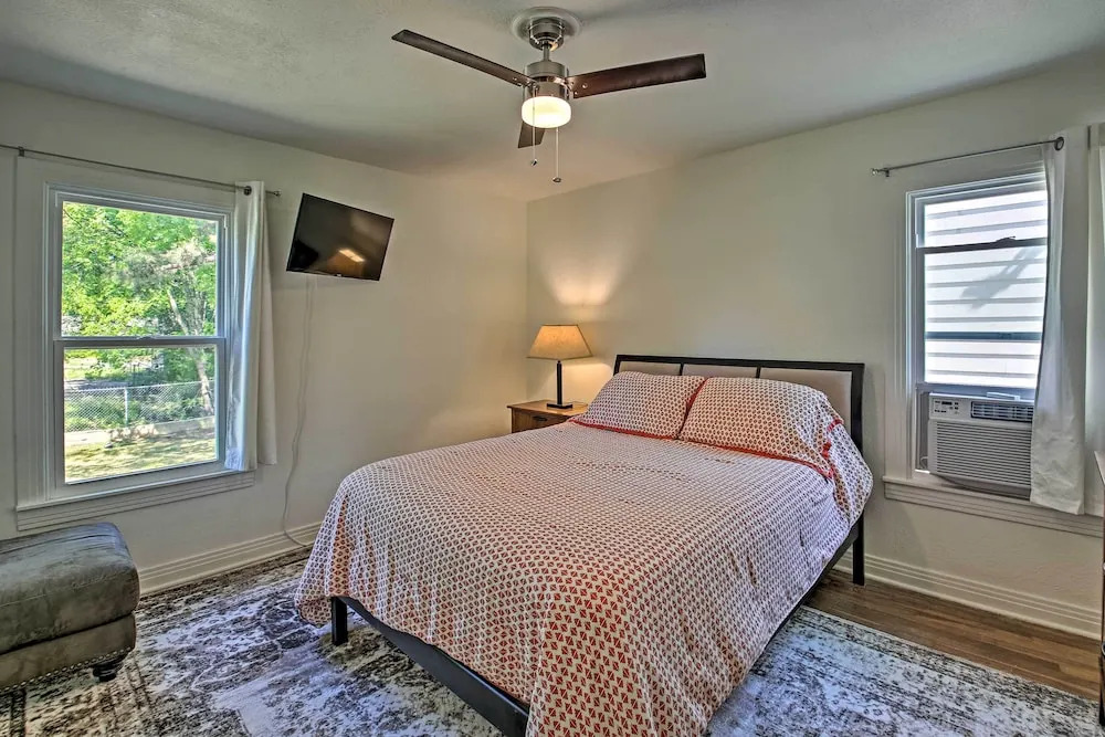 Walk to Oaklawn Racing: Hot Springs Home!