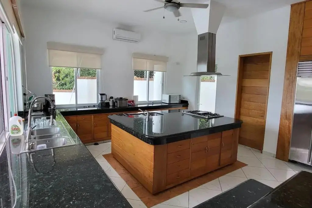 Heated Pool & Chef with Full Staff Included - 30 guest