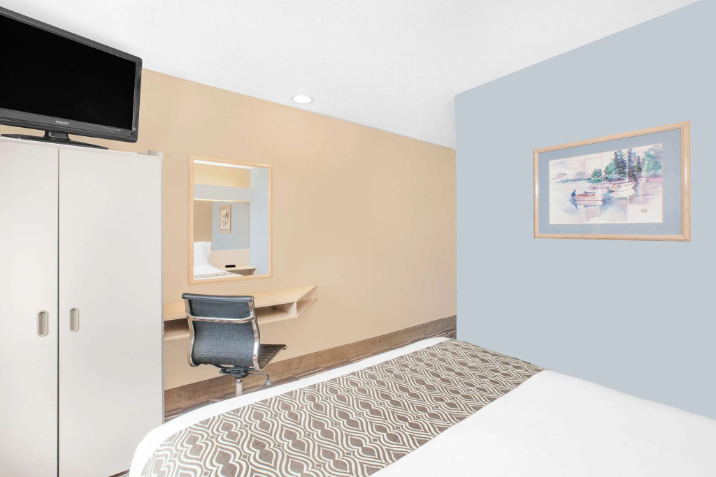 AmericInn by Wyndham Clear Lake