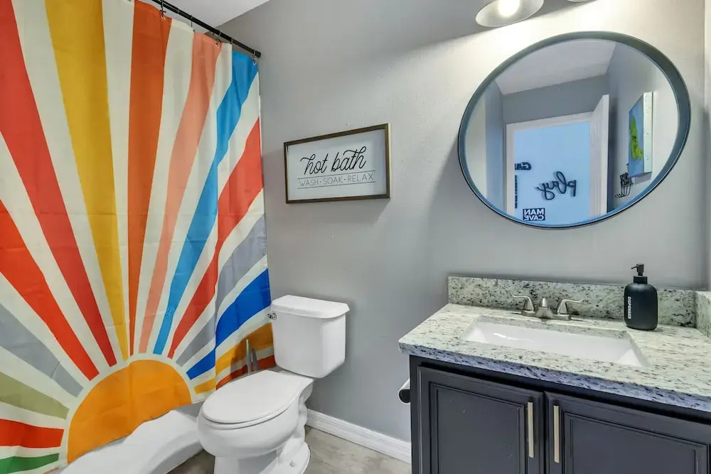 Just 10 Mins From Disney and Walking Distance to Outlets & Restaurants