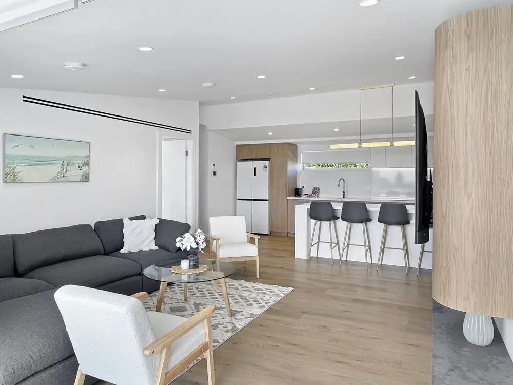 Modern 4-bed Townhouse With Water Views
