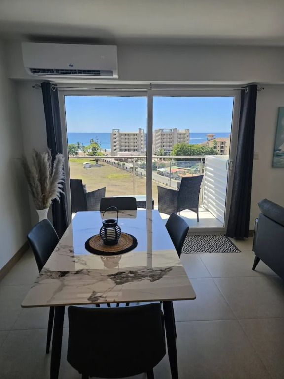 Stunning new Beachfront Condo 9th Floor Ocean View