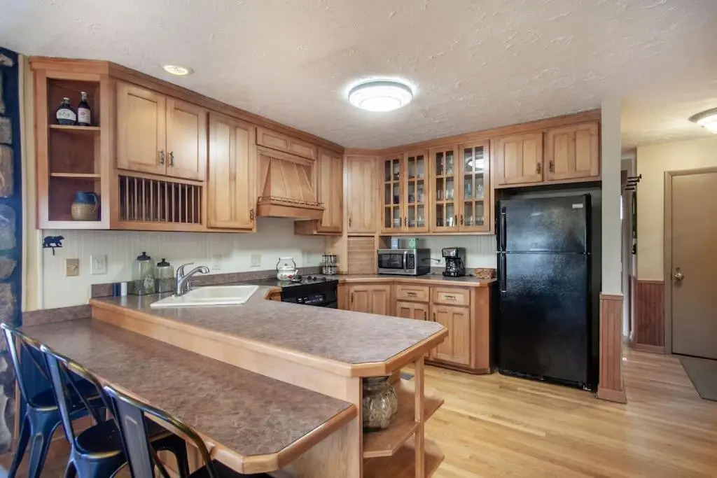 Bear View Chalet with hot tub and near Ober