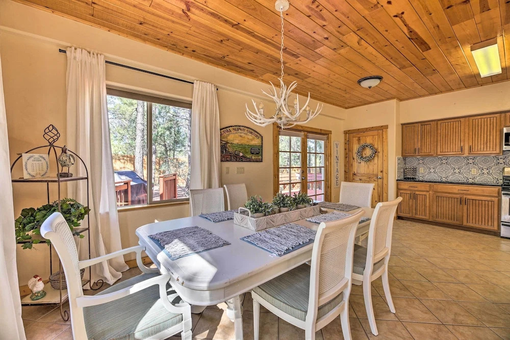 < 2 Mi to Hikes & Shops: Show Low Home w/ Deck