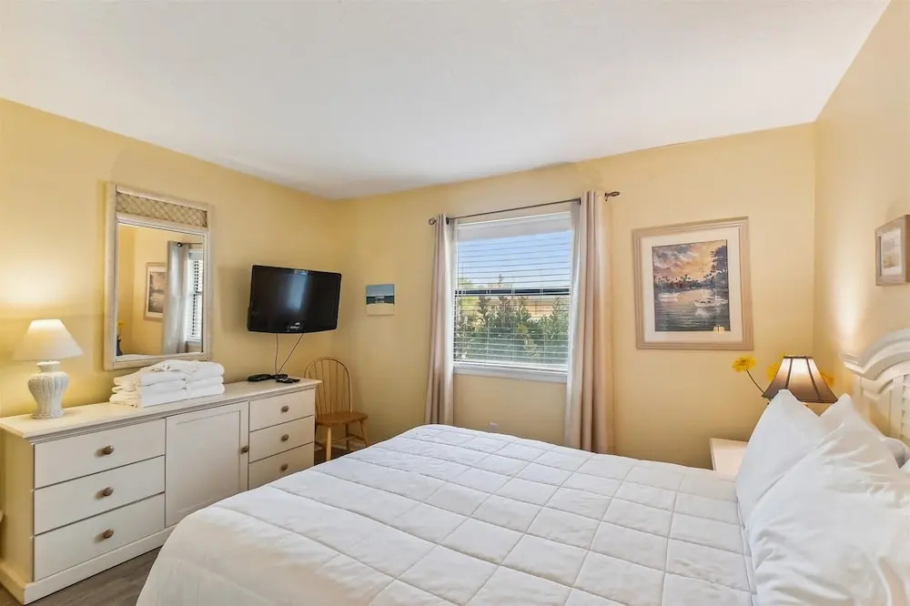 Venus 219 - 2nd Floor 1 BR on Okaloosa Island with easy beach access by RedAwning