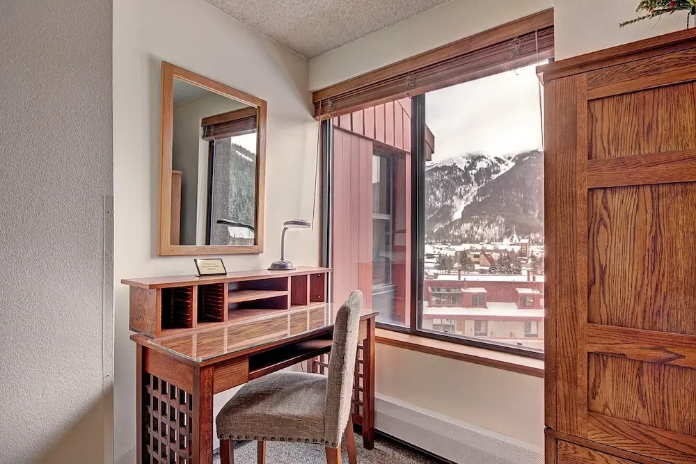VS641H Village Square 1Br 1Ba Hotel Room