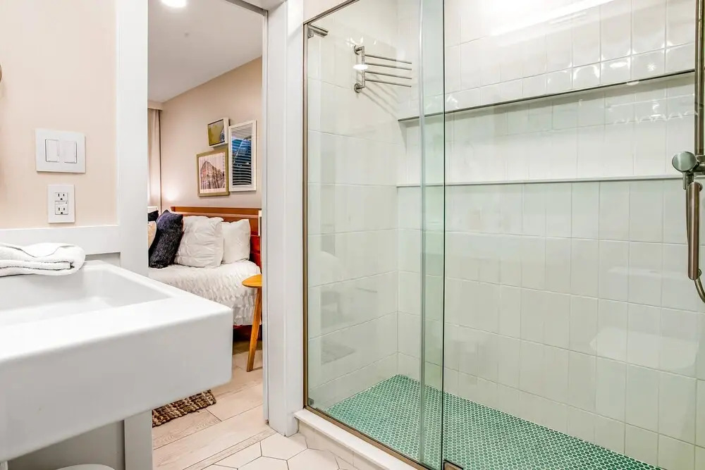 Beach Condo With Balcony, W/d, AC, Outdoor Pool & Fast Wifi