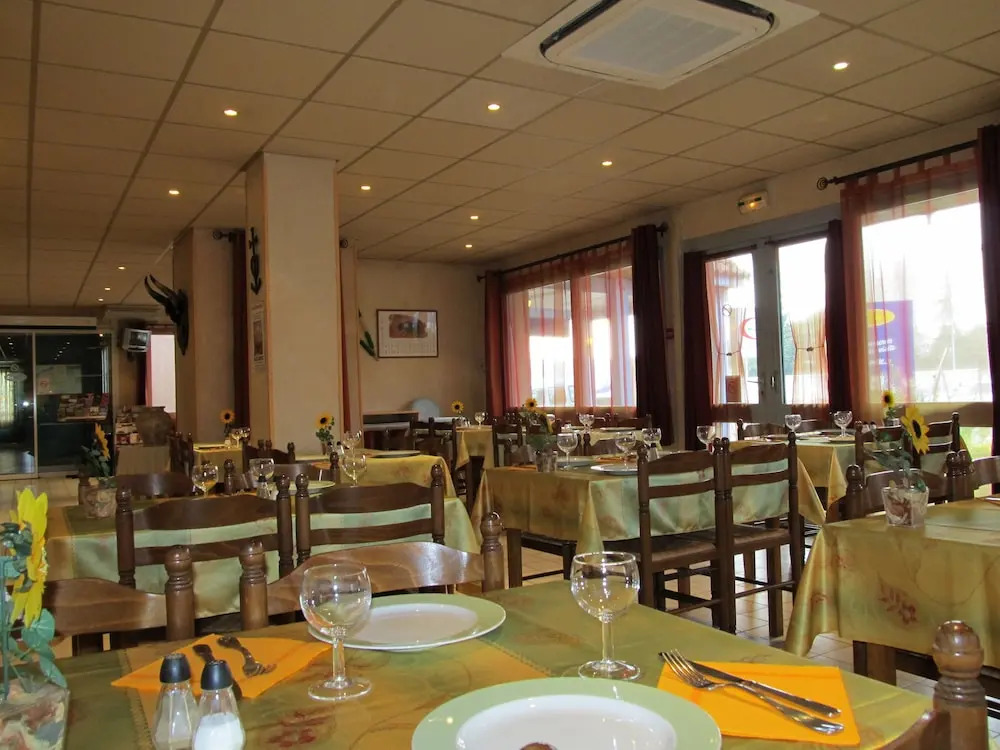 Crau Hotel