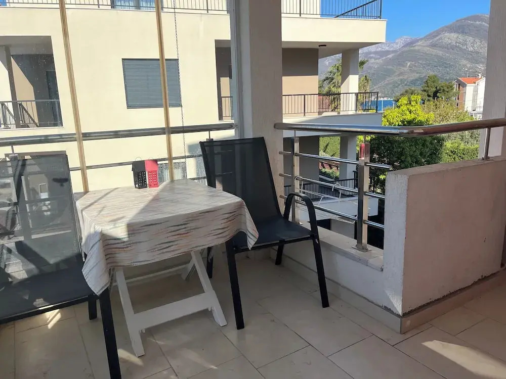 Modern Seaside Apartment With Balcony - Erika