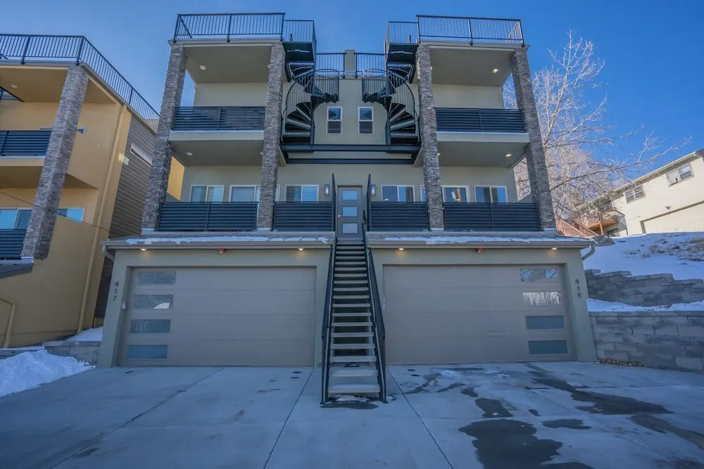 4BR Mnt Viewsmodern Urbanityrooftop Patio