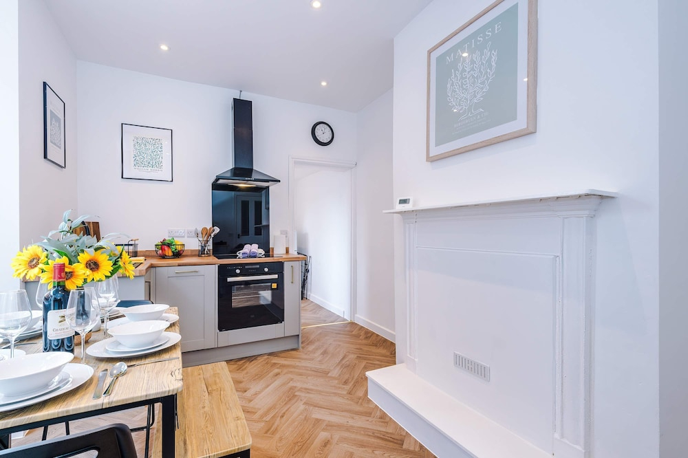 Spacious Home Ideal for Professionals Sleeps 8