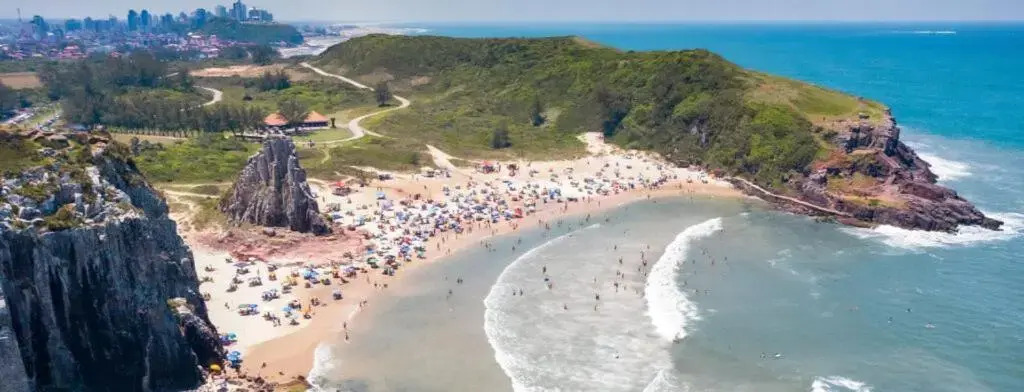 KITNET k1 em TORRES-RS - Na mais bela praia Gaúcha - cozinha - banheiro - ar condicionado - Smart TV 32' Android Apps Youtube - Netflix - Prime Vídeo e Wi-Fi - Estacionamento - Acomoda até 4 pessoas - Anfitriã Superhost no BnB