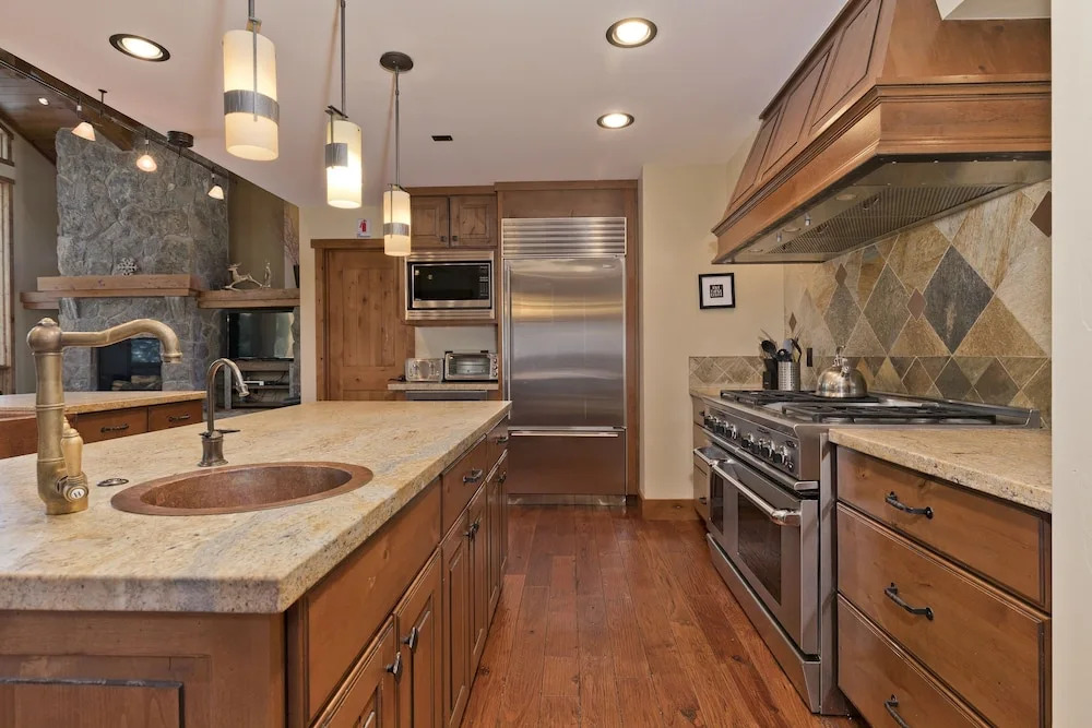Stonegate #5 5 Bedroom Home by RedAwning