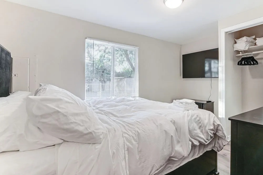 Walkable Haven 1 Mi to Dtwn Phoenix & Chase Field!