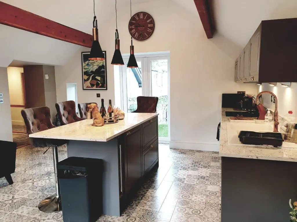 Central Windermere Luxury two bed Apartment Dog Friendly
