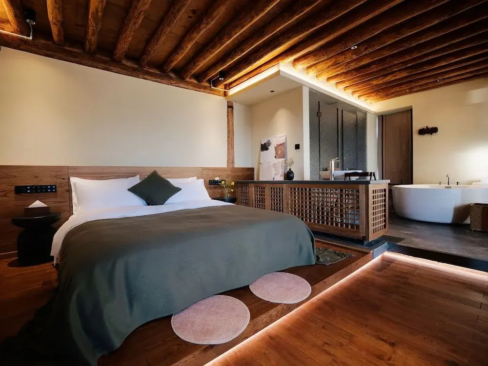 Leisure Courtyard Seascape Designer Hotel-Free one-way airport transport for check in three consecutive nights