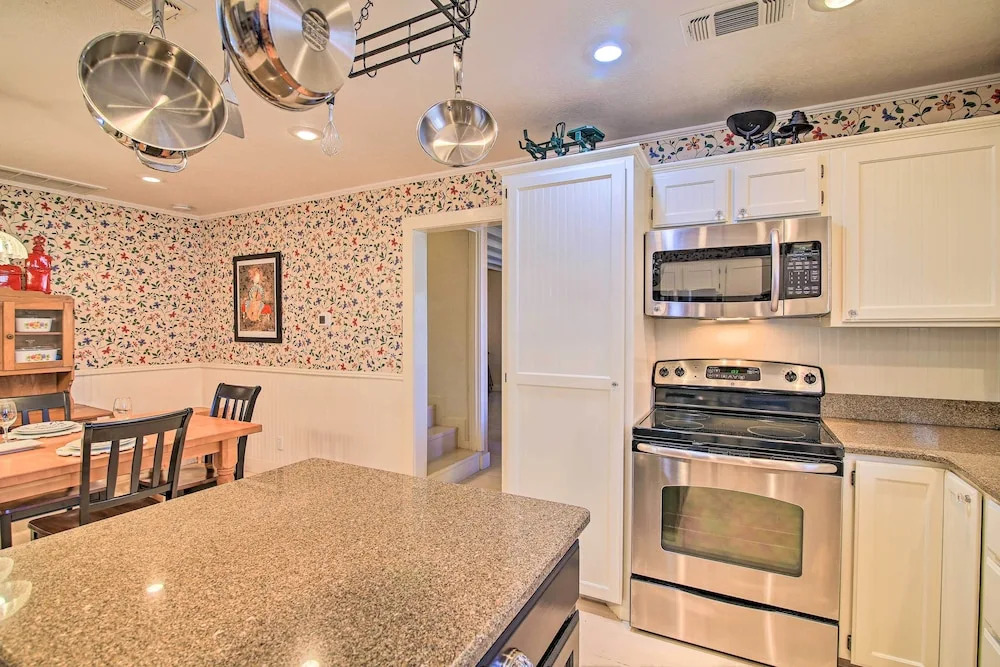 Grand Fredericksburg Retreat - Walk to Main St!