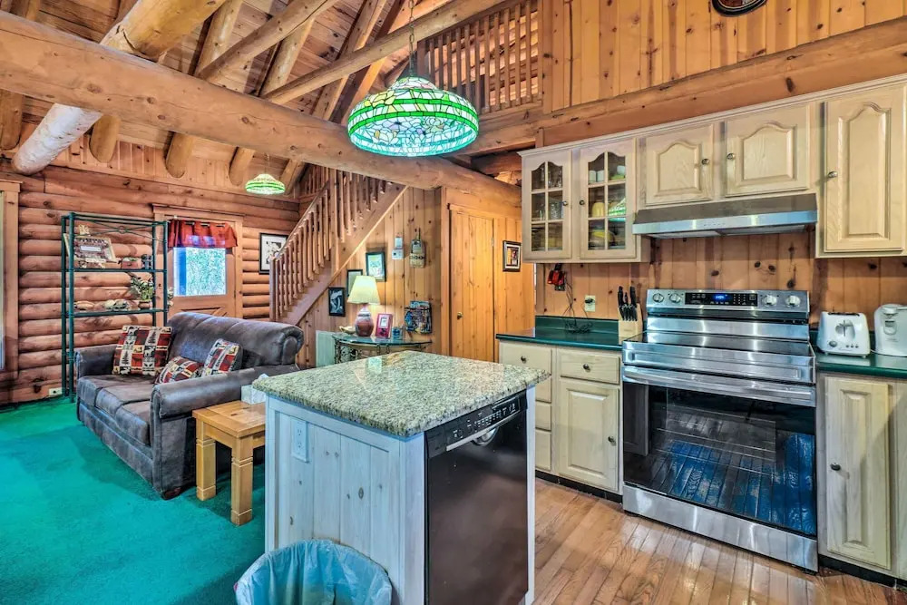 Gatlinburg Log Cabin w/ Hot Tub & Mountain Views