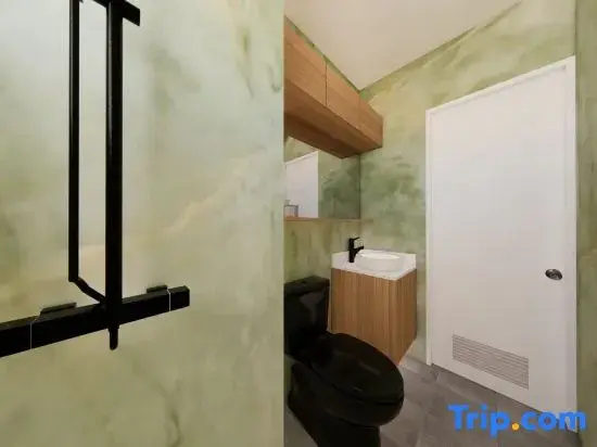 Near Manila Airport, "Hotel Style" Studio Condo With Kitchen + Pool, 5G