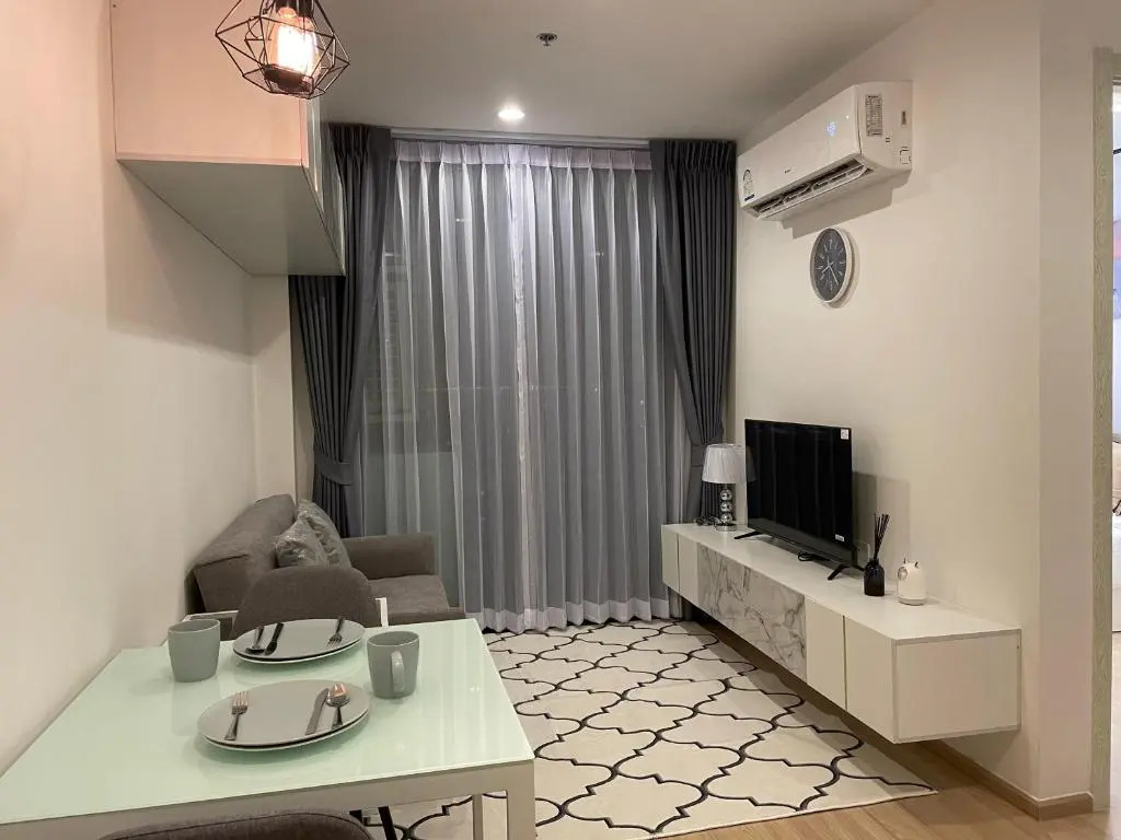 Breezy room with balcony view Sukhumvit77
