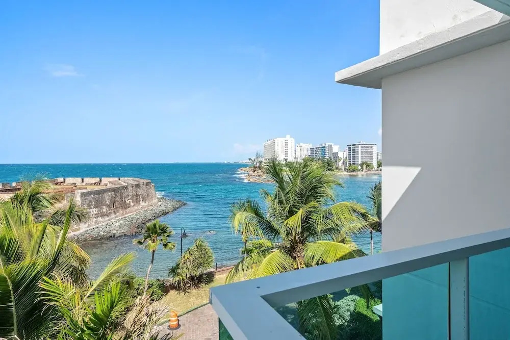 Cozy Oceanfront Getaway Balcony Sea View