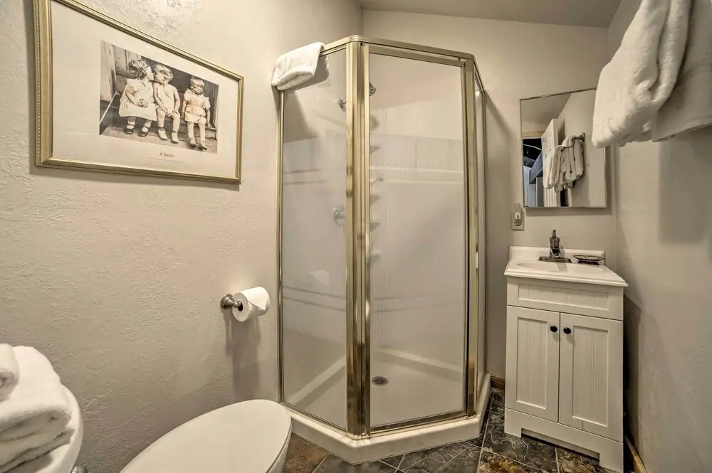 Mammoth Lakes Condo w/ Pool & Spa - Near Shuttle!