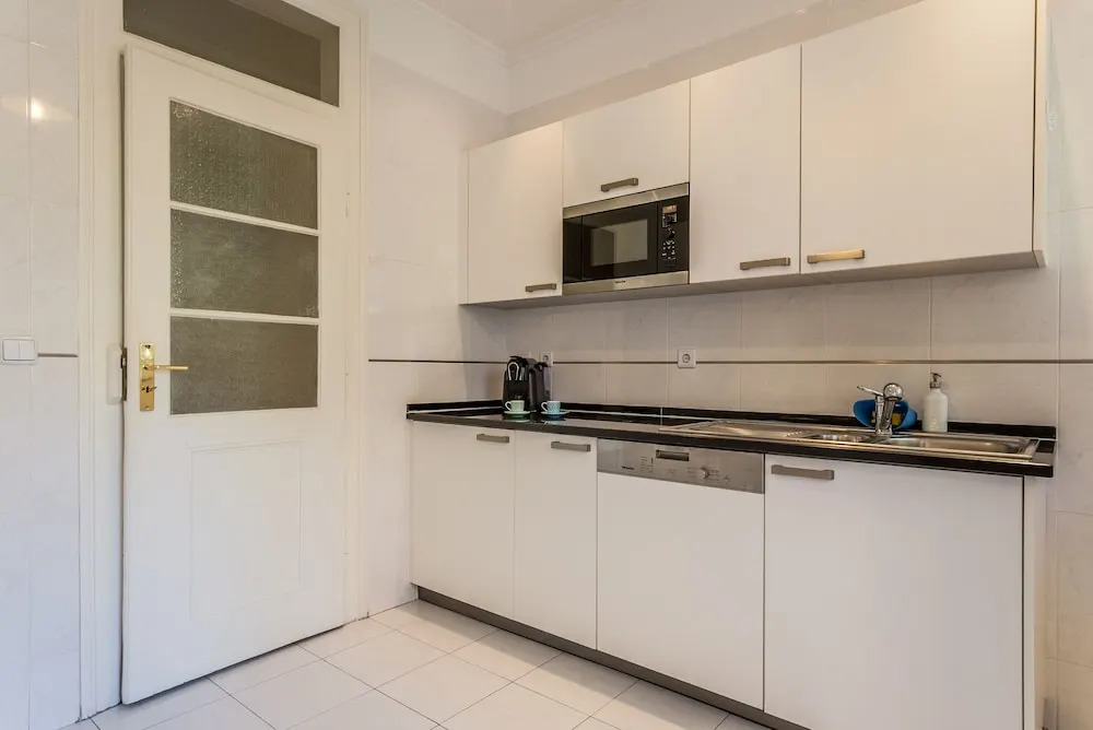 JOIVY Lovely 3BR Apt w/ workspace, nearby Botanical Garden of Lisbon