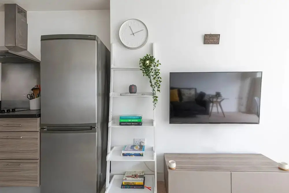 Lovely 1-bed Flat w/ Balcony in Brentford, London