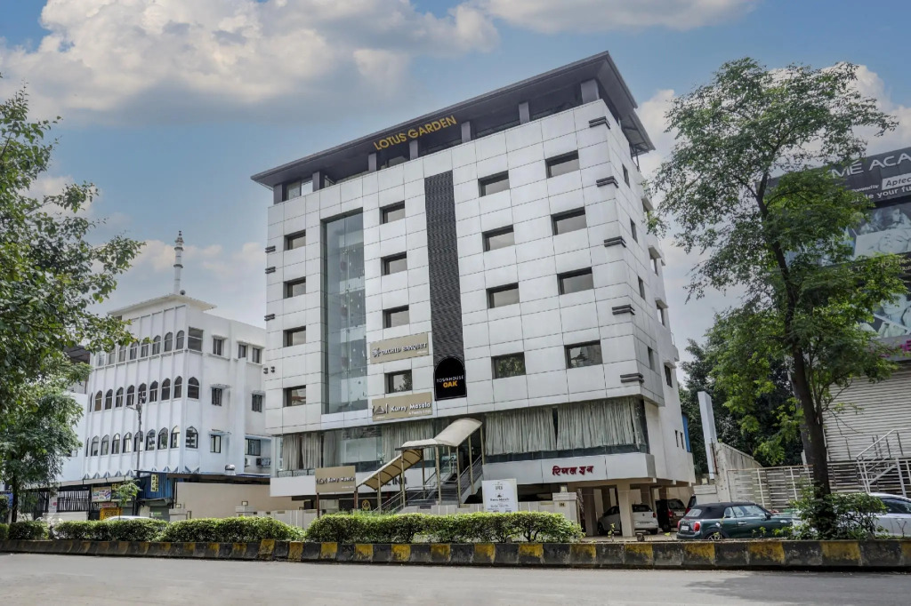 Super Townhouse OAK Regal Inn Near Sant Tukaram Nagar Metro Station