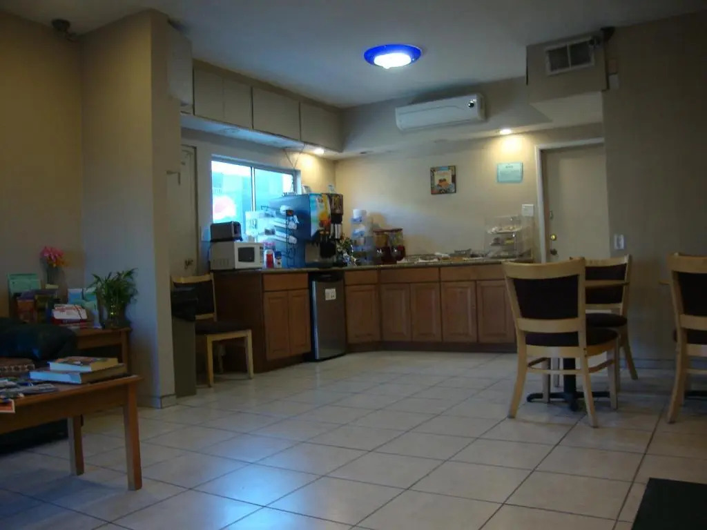 Townhouse Inn and Suites